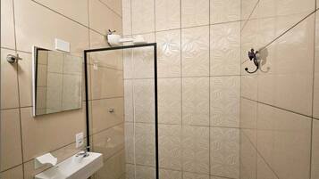 Haartrockner, Handtücher, Seife, Toilettenpapier