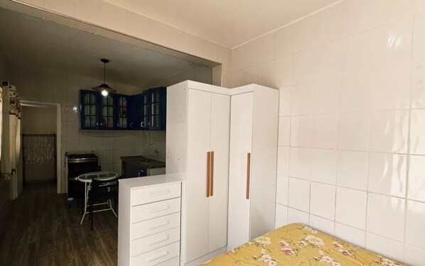 Tabla de planchar con plancha, wifi y ropa de cama