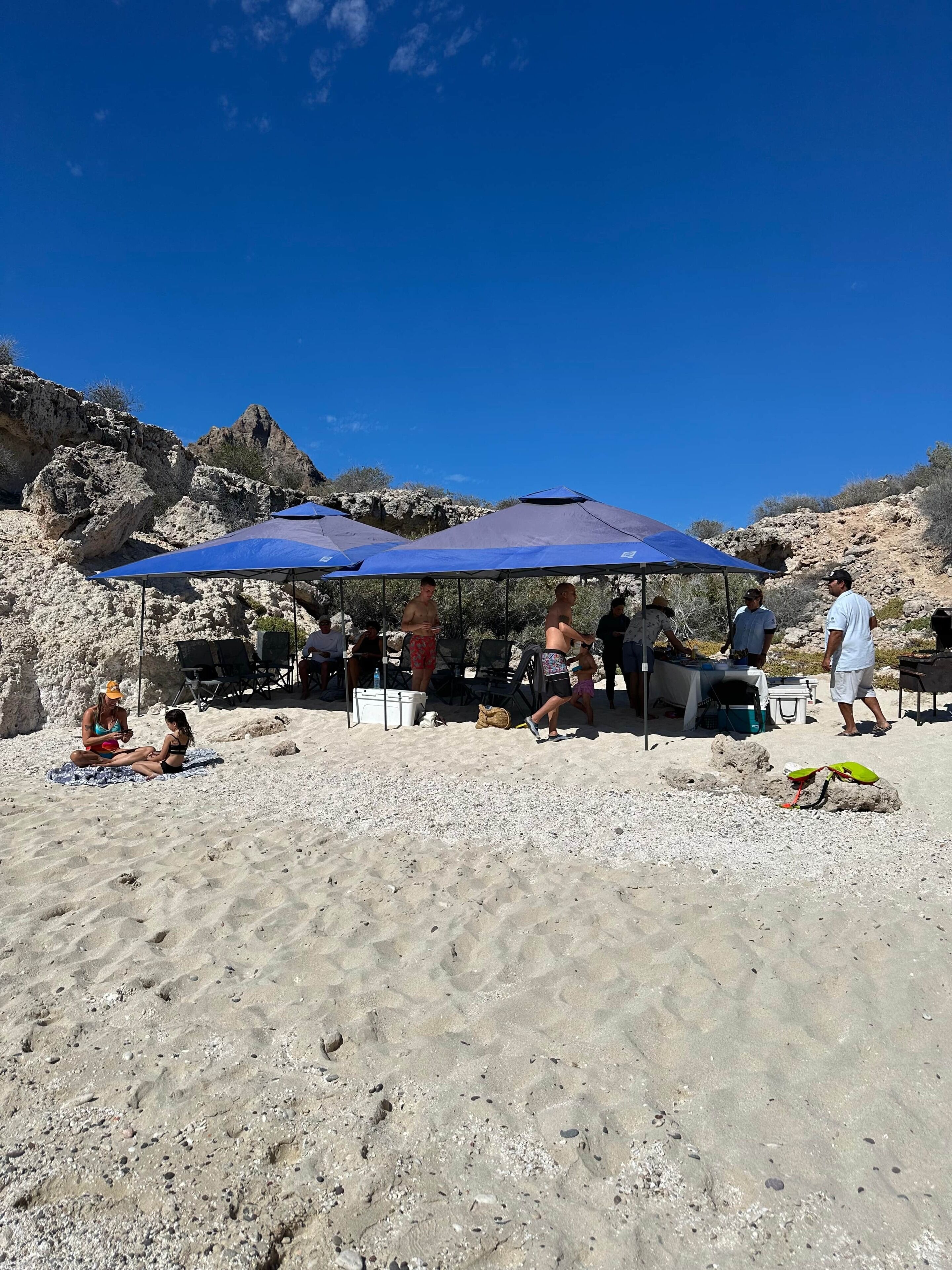 Plage, chaises longues, serviettes de plage