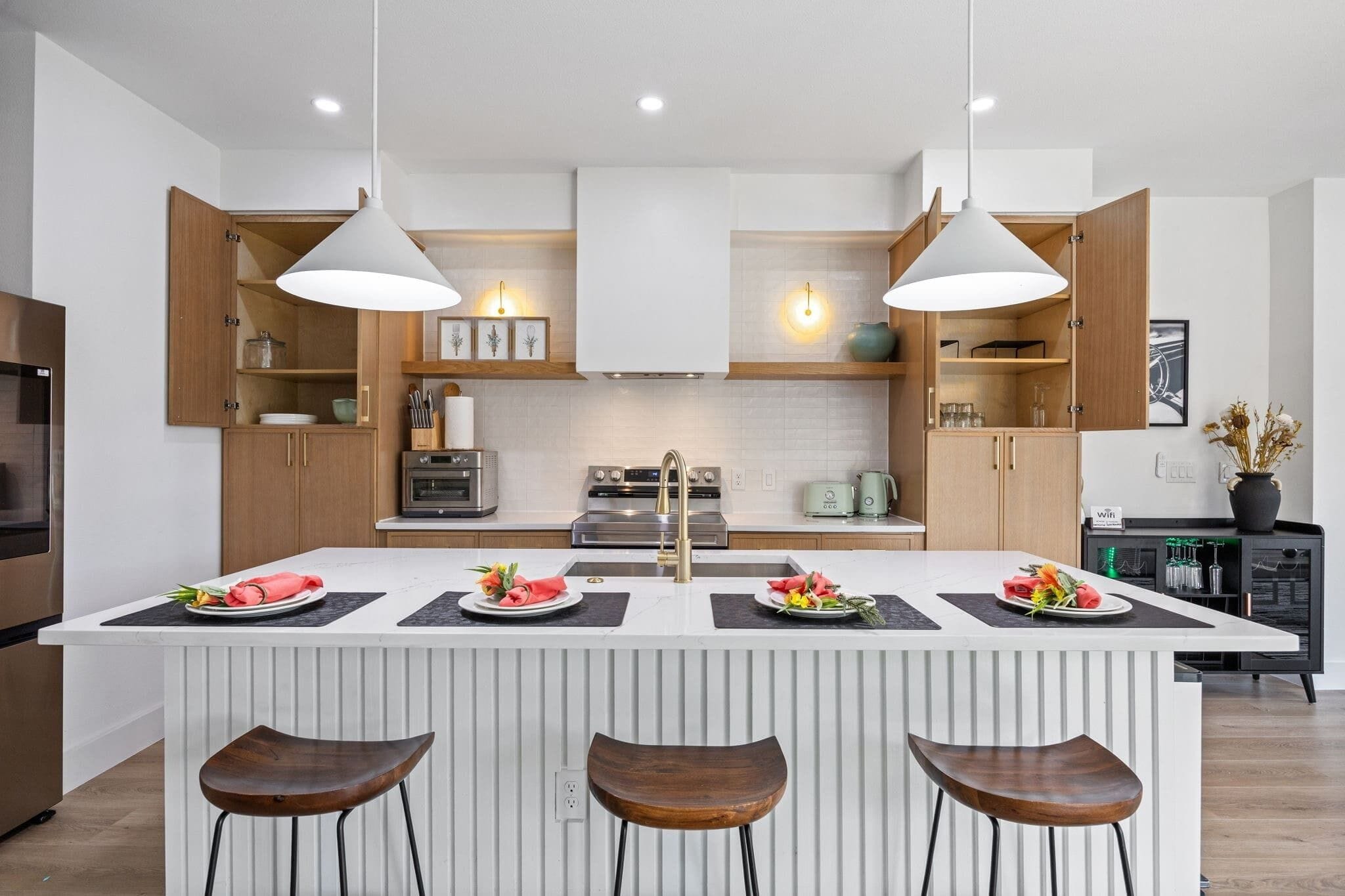 Réfrigérateur, four à micro-ondes, surface de cuisson, lave-vaisselle