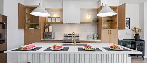 Réfrigérateur, four à micro-ondes, surface de cuisson, lave-vaisselle