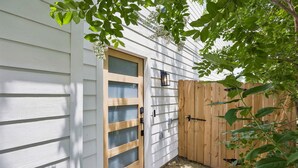 A white house with a wooden door and a wooden fence. - Cozy East Dallas Escape Minutes to Deep Ellum (Dallas)