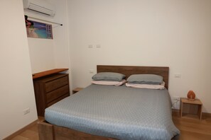 Iron/ironing board, free WiFi - "Al Vicolo" New apartment in the heart of Intra (Intra)