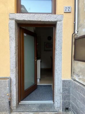 Exterior detail - "Al Vicolo" New apartment in the heart of Intra (Intra)