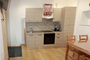Private kitchen - "Al Vicolo" New apartment in the heart of Intra (Intra)