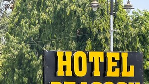 A sign for 'HOTEL PEACOCK ROOMS' with an arrow pointing left. - Hotel Peacock  (Anand)