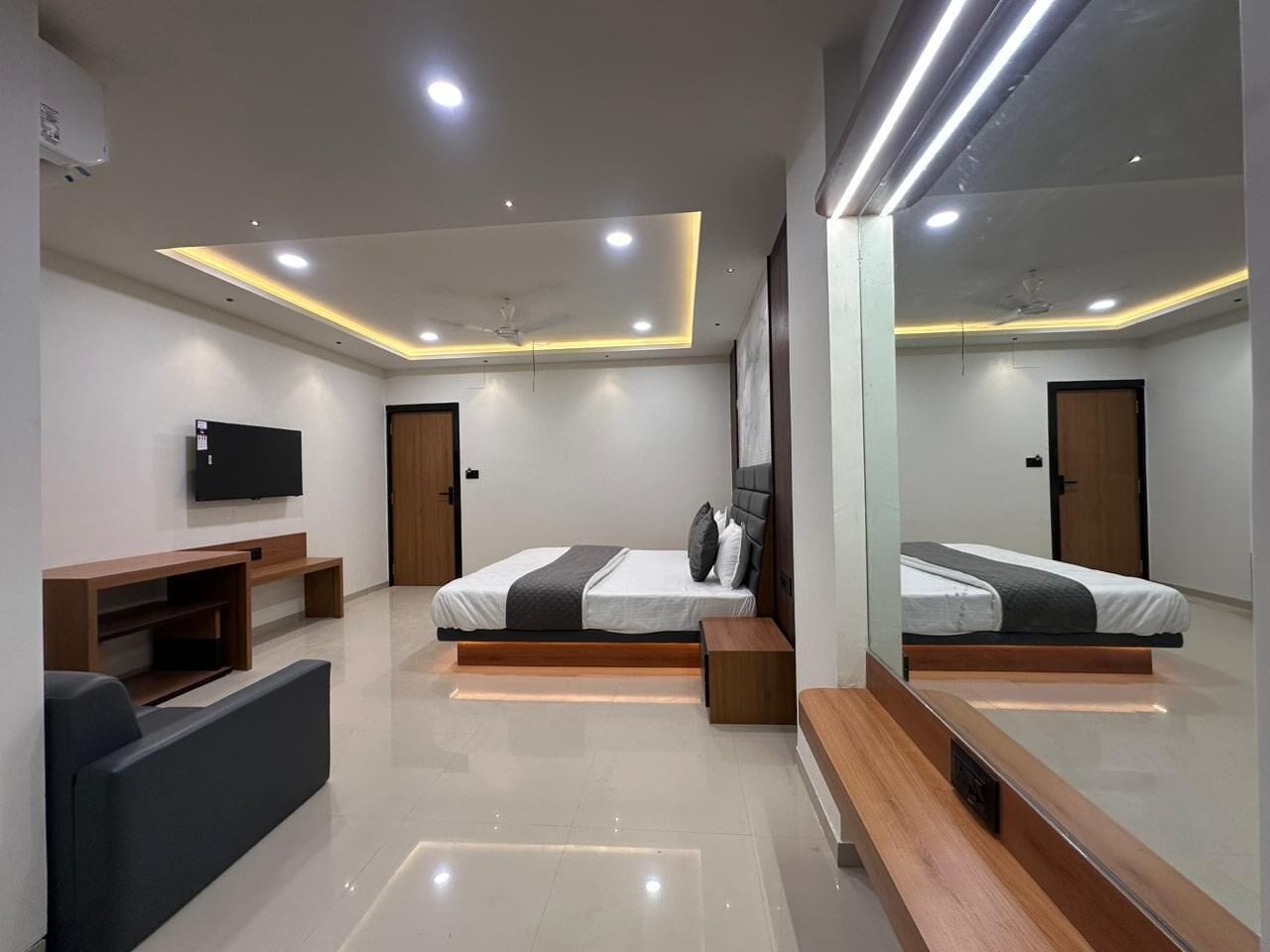 Deluxe Room, City View | Desk, laptop workspace, free WiFi