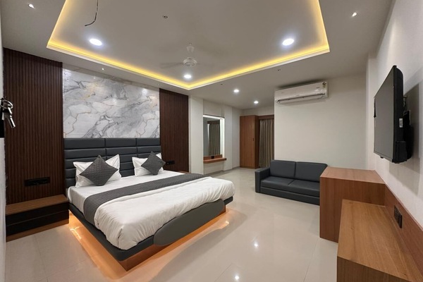 Deluxe Room, City View | Desk, laptop workspace, WiFi (free)
