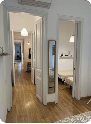 3 habitaciones, tabla de planchar con plancha y cuna de viaje 