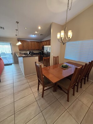 Dining - Marvelous 3-bedroom house in Mesa.  Beautiful outdoor patio, orange trees, pool. (Mesa)
