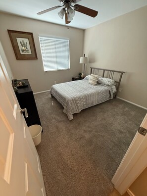 Room - Marvelous 3-bedroom house in Mesa.  Beautiful outdoor patio, orange trees, pool. (Mesa)