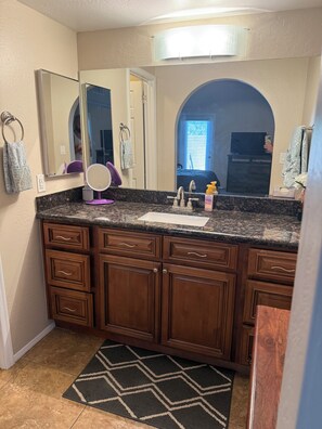 Bathroom - Marvelous 3-bedroom house in Mesa.  Beautiful outdoor patio, orange trees, pool. (Mesa)
