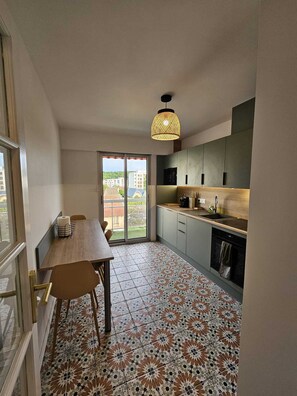 Private kitchen - Apartment located in the heart of the golden triangle in la Varenne (Saint-Maur-des-Fossés)