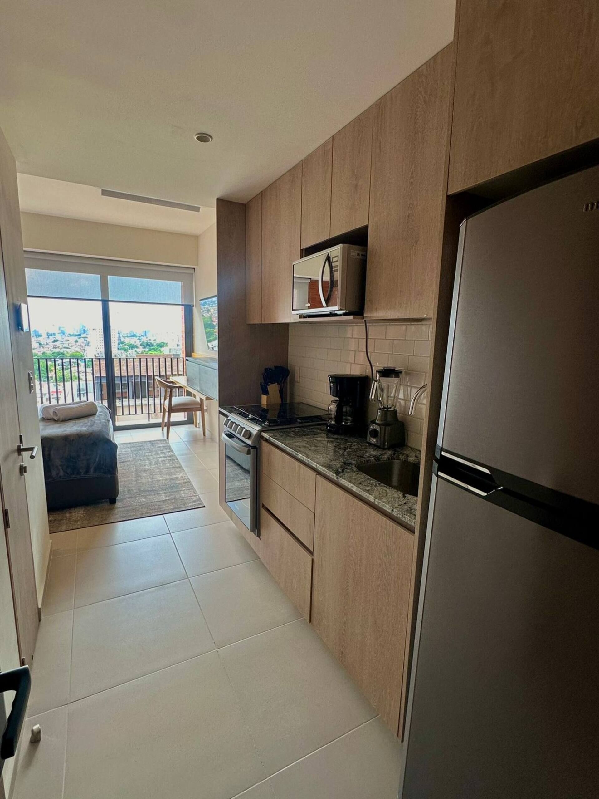 Full-size fridge, microwave, oven, stovetop