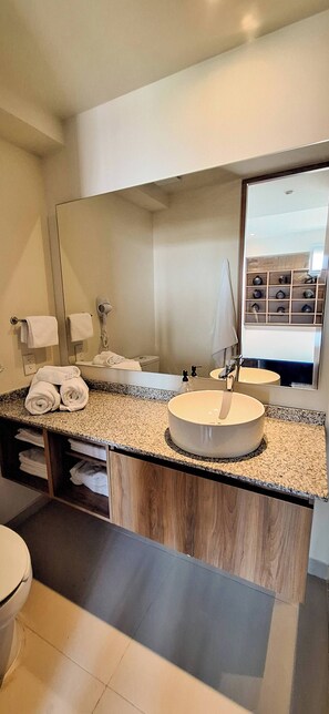 Shower, towels, soap, shampoo - Yu Country (Guadalajara)