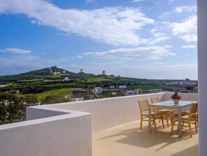 Outdoor dining - Nikolia's House, New Luxe villa & Prive Jacuzzi  (Santorini)