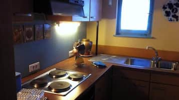 Cafetière/bouilloire, réfrigérateur, micro-ondes, four