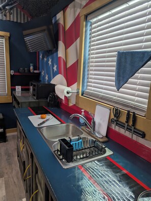 Private kitchen - Military Escape w/ Soak Tub + Fire Pit/near Rt. 66-Whimsy Waypoint (Vinita)