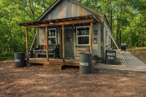 Military Escape w/ Soak Tub + Fire Pit/near Rt. 66-Whimsy Waypoint