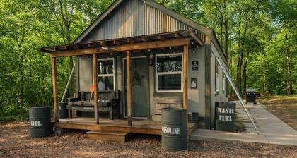 Military Escape w/ Soak Tub + Fire Pit/near Rt. 66-Whimsy Waypoint