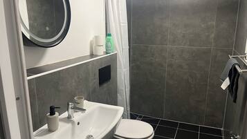 Haartrockner, Handtücher, Seife, Toilettenpapier