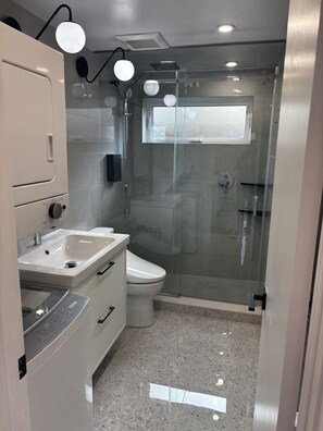 Shower, hair dryer, bidet, towels - Private House in Little Italy, Downtown Toronto (Toronto)