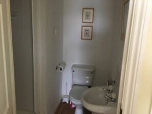 Bathroom - Spacious Portballintrae Apartment, Amazing Views. (Antrim)