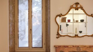 A room with a desk, chair, window, fireplace, and ornate mirror. - Dimora Giardino di Giulietta (Verona)