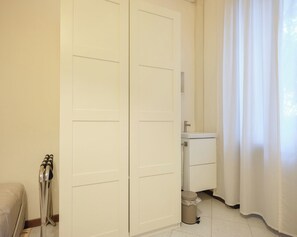 A bathroom with a toilet, sink, and a trash bin. - Dimora Giardino di Giulietta (Verona)