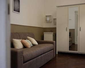 A room with a sofa, a cabinet, and a wardrobe. - Dimora Giardino di Giulietta (Verona)