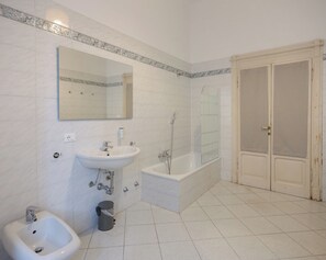 A bathroom with a sink, bidet, bathtub, and a mirror. - Dimora Giardino di Giulietta (Verona)