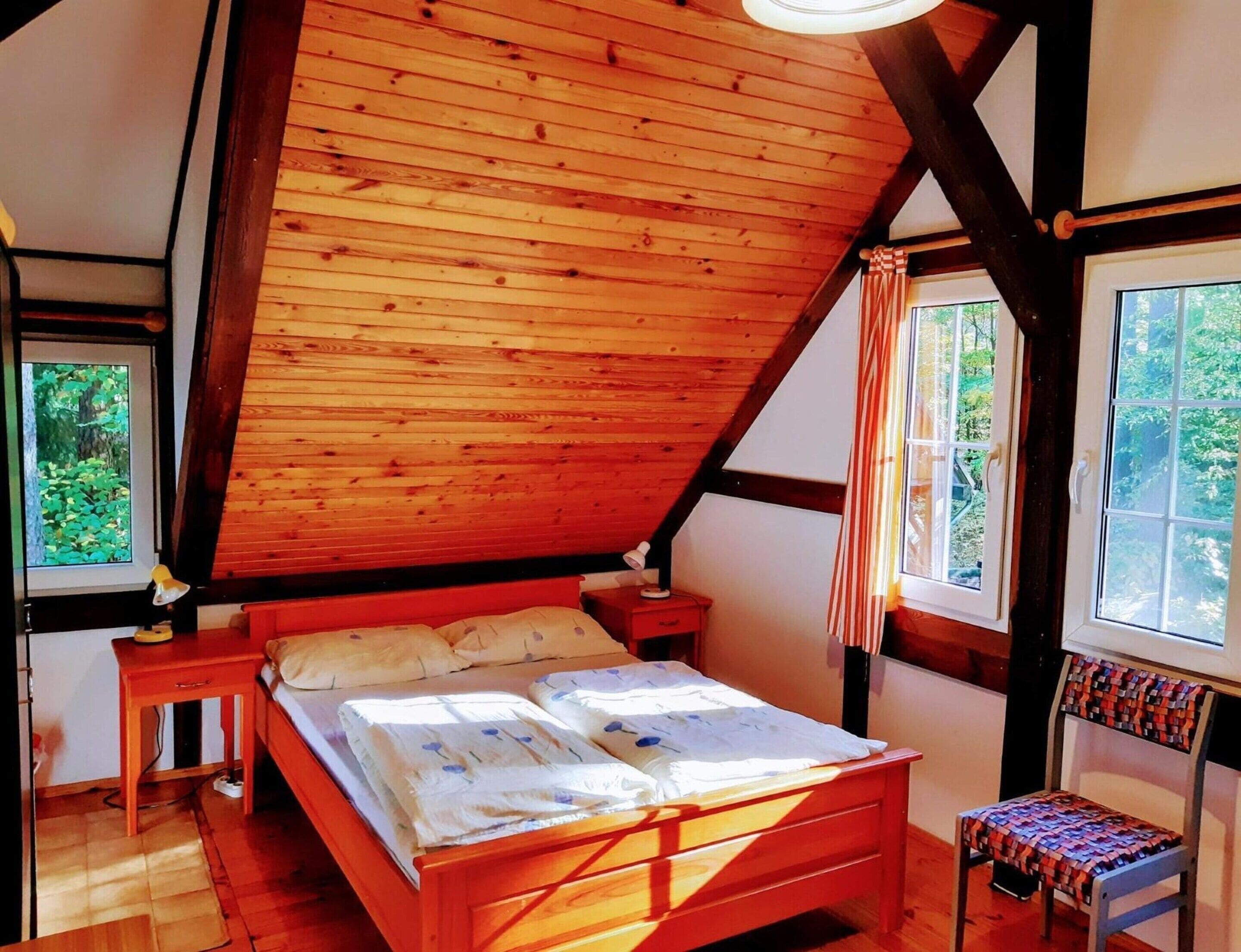 House | 6 bedrooms, iron/ironing board, individually furnished, bed sheets