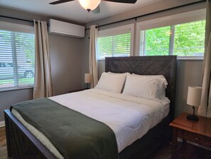 Room - 3-bedroom house in Town of Brownsburg. Close to Shopping, Restaurants, Parks. (Brownsburg)