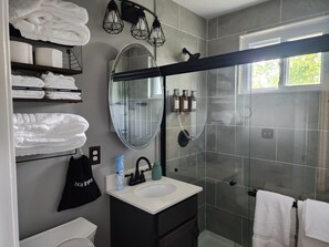 Bathroom - 3-bedroom house in Town of Brownsburg. Close to Shopping, Restaurants, Parks. (Brownsburg)