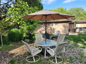 Outdoor dining - 3-bedroom house in Town of Brownsburg. Close to Shopping, Restaurants, Parks. (Brownsburg)