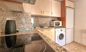 Private kitchen - Comfortable 2-Bedroom Apartment in Lloret de Mar,Wi-Fi,15 min walk to the beach (Lloret de Mar)