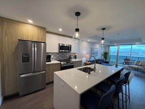 Refrigerador, microondas, horno, placa de cocina