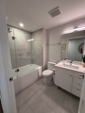 Ducha, secador de pelo, shampoo