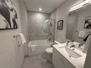 Een douche, een haardroger, shampoo