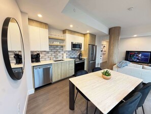 Fridge, microwave, oven, stovetop - Downtown Waterview, 2 BR/2 Bath with 6 appliances (Halifax)
