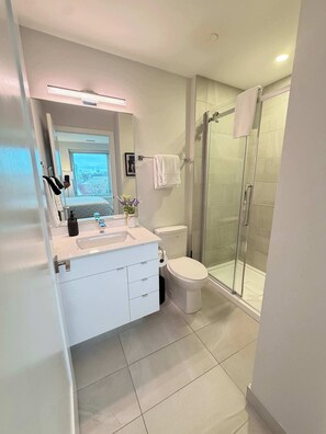 Shower, hair dryer, shampoo - Downtown Waterview, 2 BR/2 Bath with 6 appliances (Halifax)
