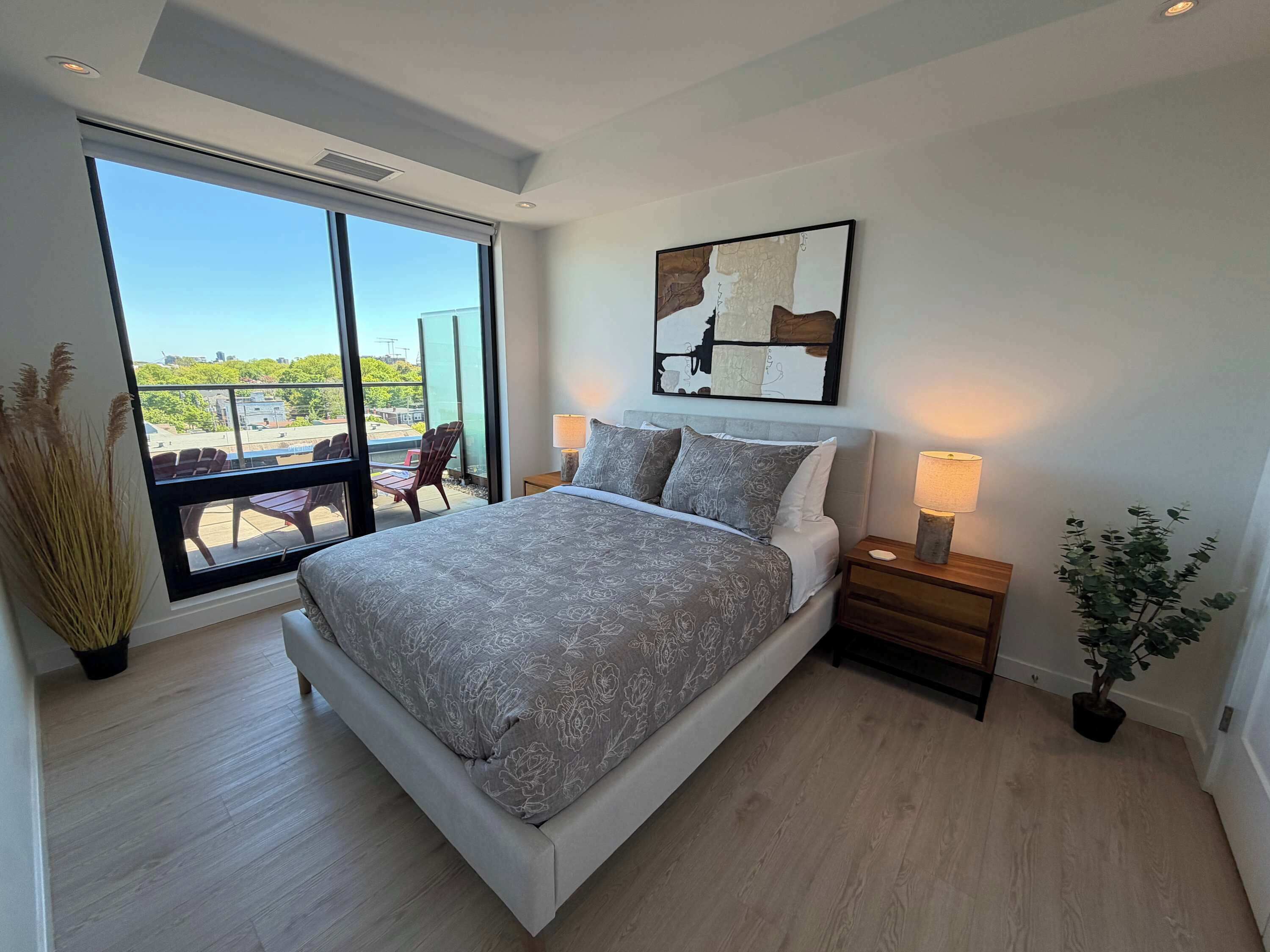 Een strijkplank/strijkijzer, wifi, beddengoed