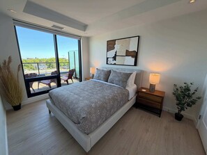 Een strijkplank/strijkijzer, wifi, beddengoed
