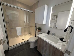 Een douche, een haardroger, shampoo