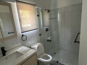 Dusche, Haartrockner, Handtücher, Seife