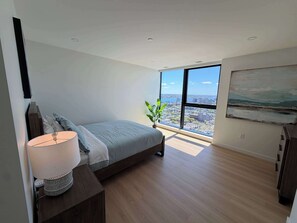 Tabla de planchar con plancha, wifi y ropa de cama 