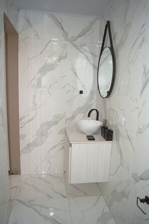 Secadora de cabello, toallas, jabón, papel de baño