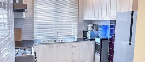Basic Triple Room | Private kitchenette | Fridge, microwave, stovetop, dishwasher