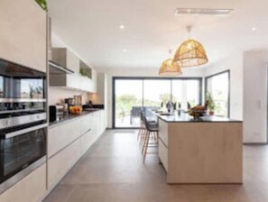 Coffee/tea maker, fridge, microwave, oven - Villa 175m2 - 8 pers - Saint-Cyprien / Pinarello (Zonza)