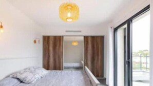 4 bedrooms, desk, iron/ironing board, WiFi (free)